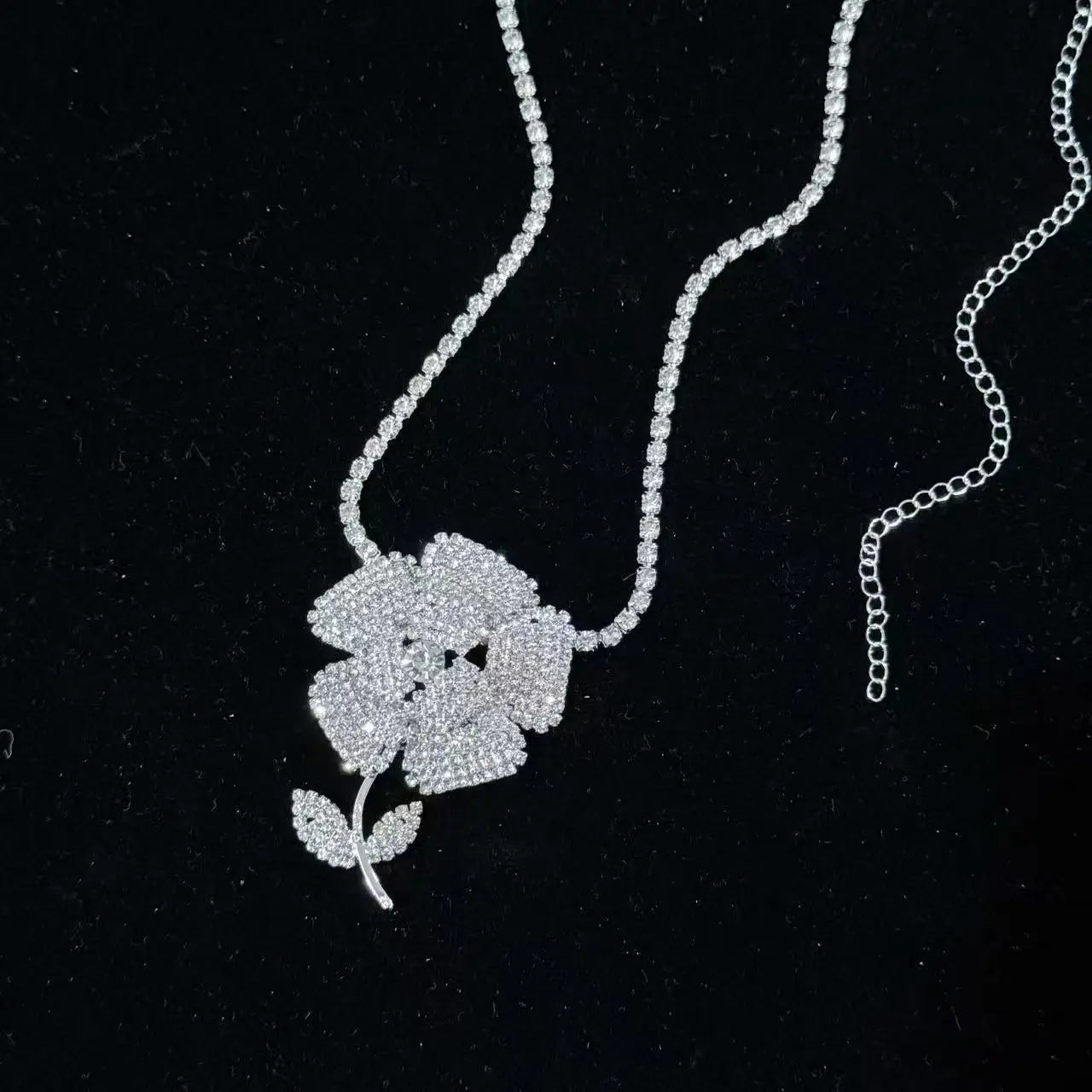 Diamond-Embedded Flower Necklace: European & American Fashion Choker for Lockbone, Light Luxury & Versatile High-End Jewelry