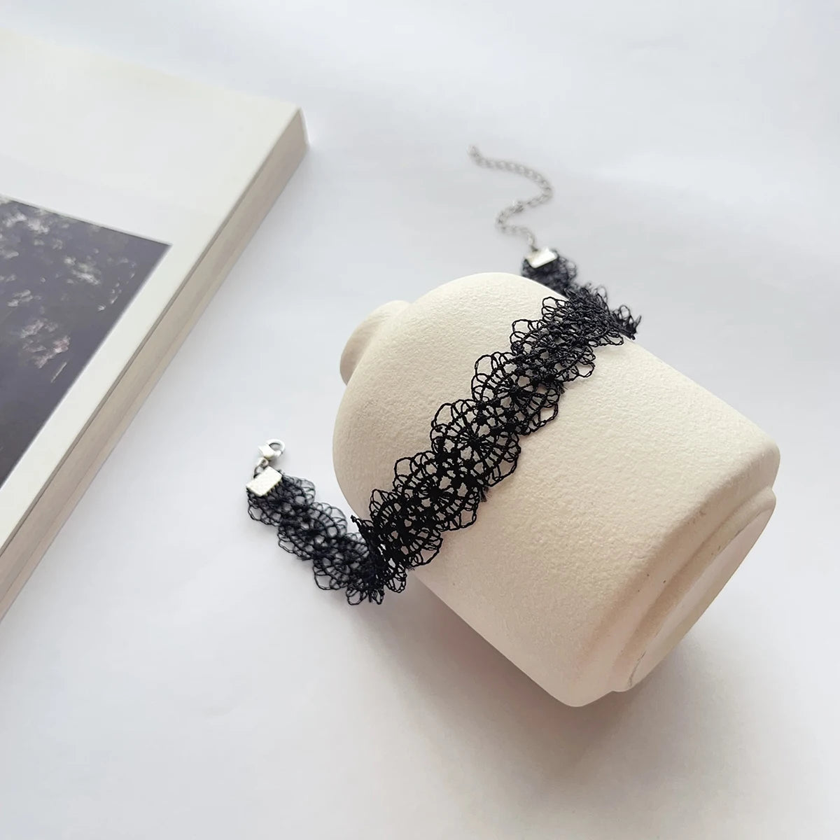 A fashionable, simple, versatile, sexy and retro black lace choker collar, neck strap, necklace and women's accessory decoration