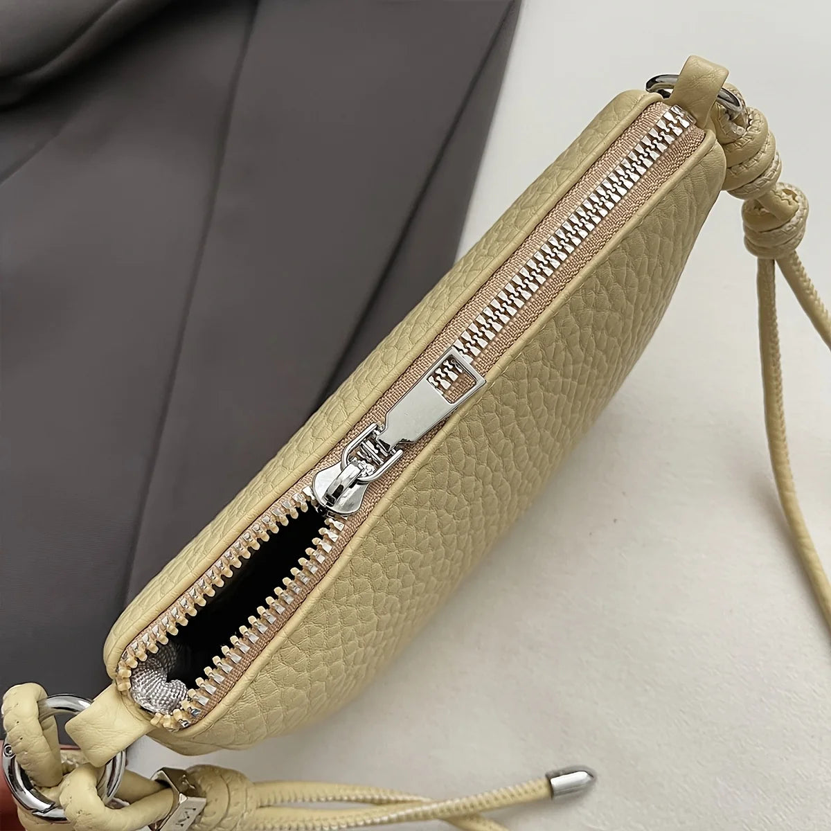 Ladies' Crossbody Bag Is Fashionable, Versatile, Solid Color, Exquisite Design, Suitable for Daily Commuting, Casual Shoulder Bag