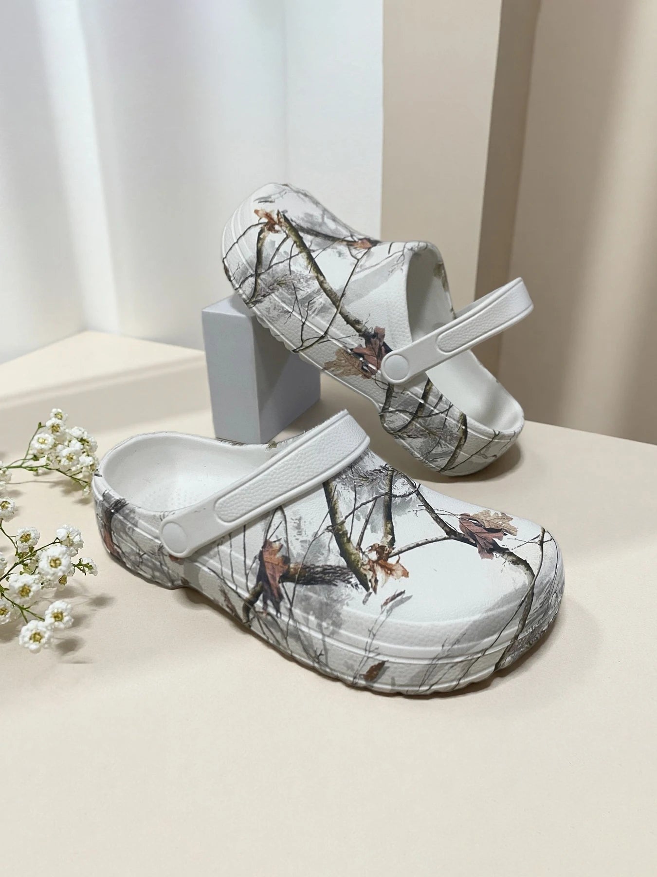 Women's Fashionable Closed-Toe Slippers with Branch Print Pattern, Comfortable, Lightweight, Durable, and Versatile for All Seasons
