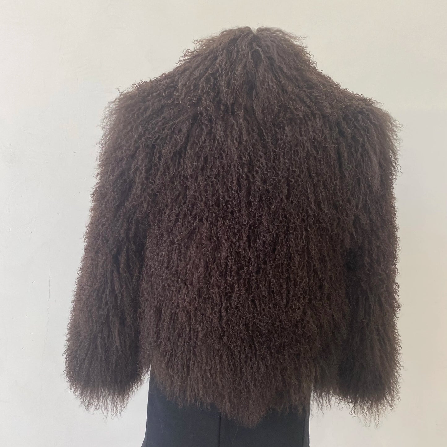 Mongolian sheepskin fashionable and luxurious women's coat for winter, providing warmth, high street style, natural material, du