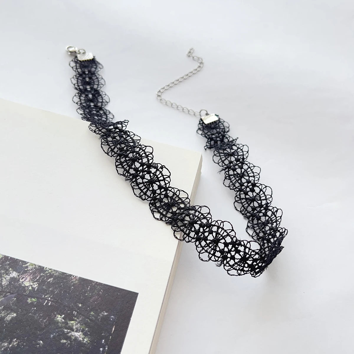 A fashionable, simple, versatile, sexy and retro black lace choker collar, neck strap, necklace and women's accessory decoration