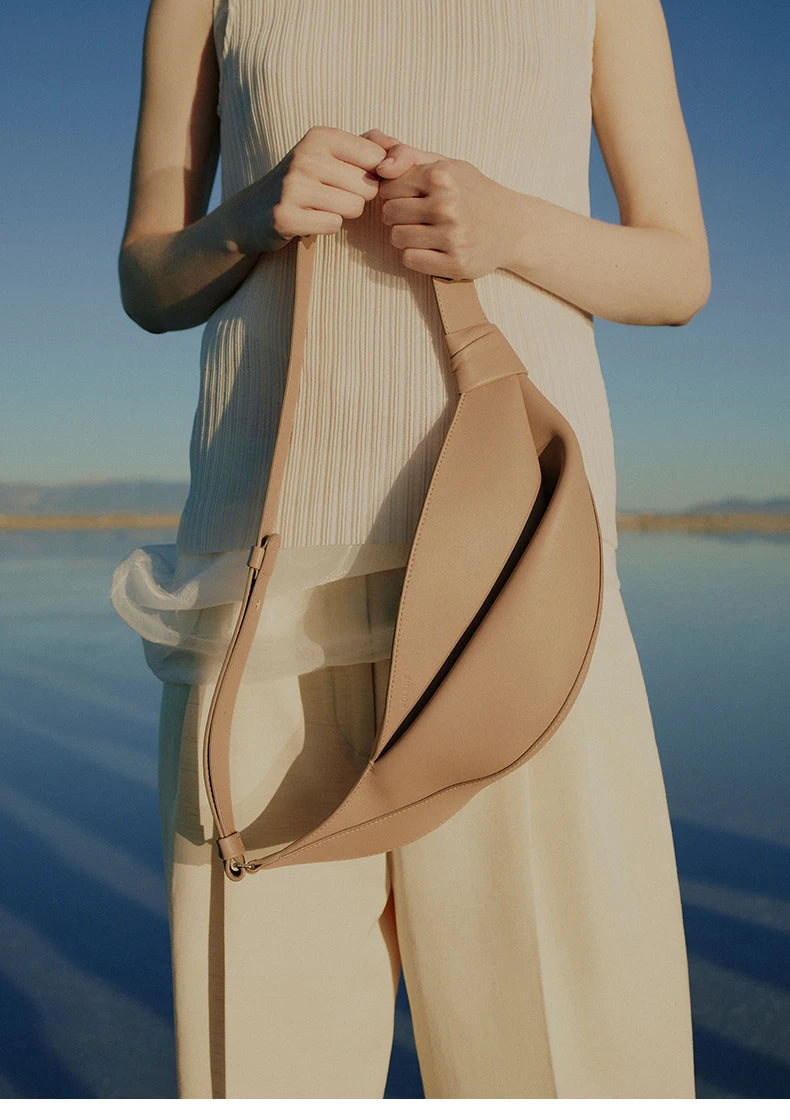 Women's fashionable light beige twist waist bag, simple belt bag, casual waist bag, suitable for daily commuting