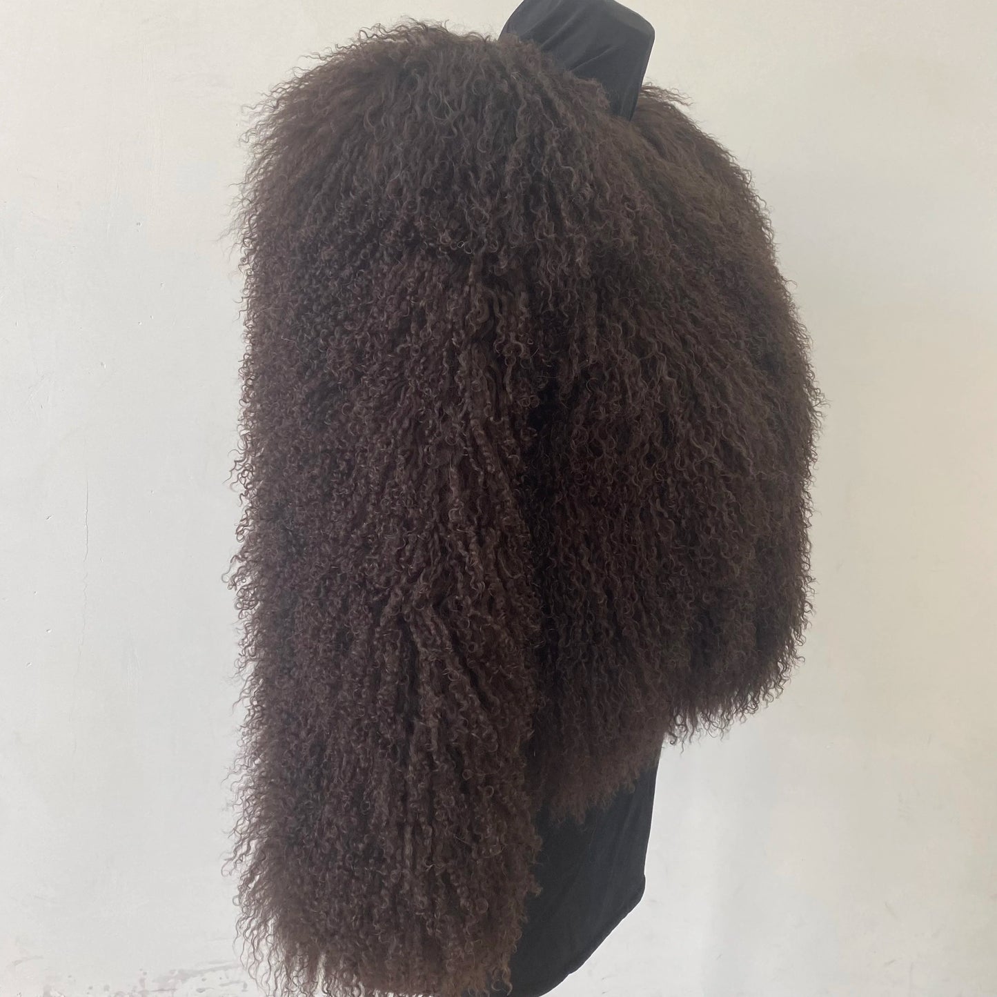 Mongolian sheepskin fashionable and luxurious women's coat for winter, providing warmth, high street style, natural material, du