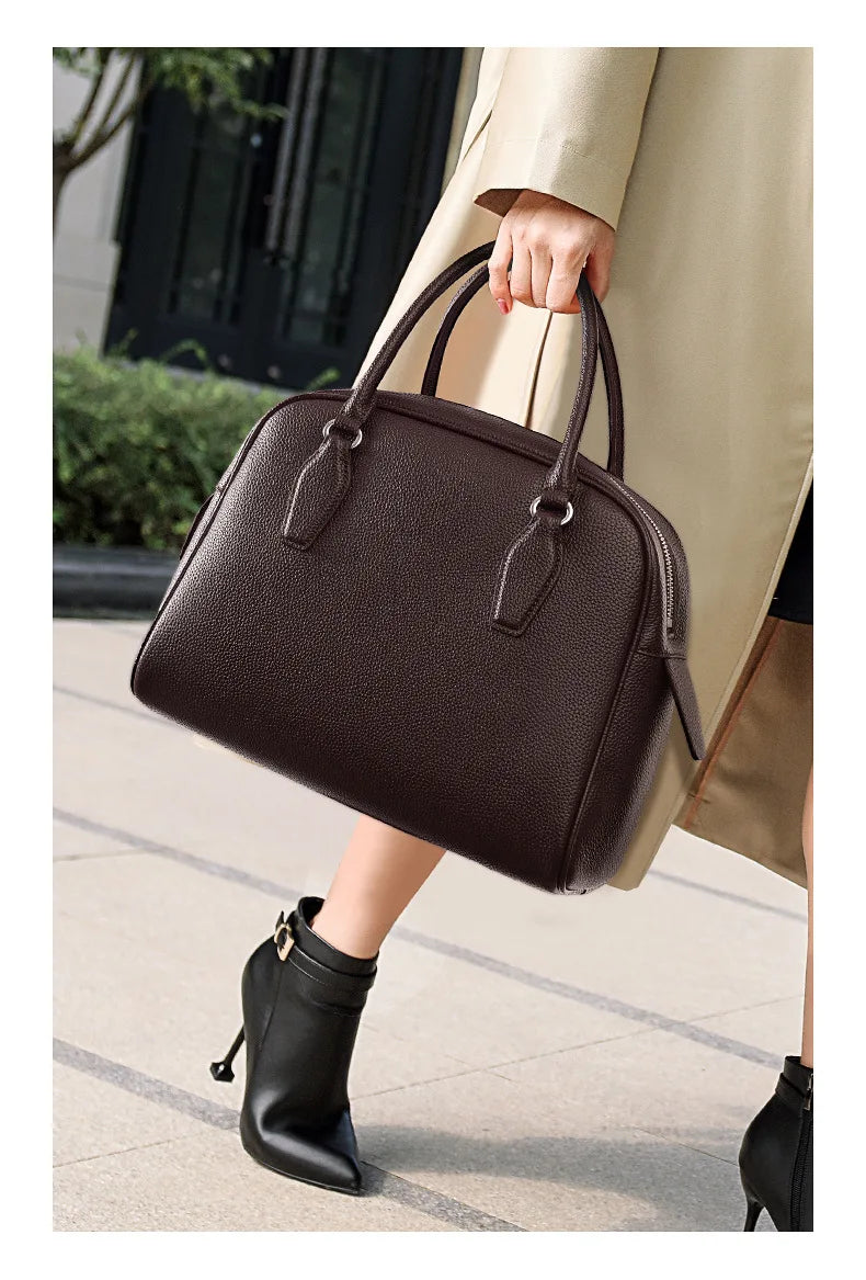 New Women's Handbag, Simple Casual Bag, Large-Capacity Briefcase, Fashionable Commuter Tote Bag, Retro-Style Water-Repellent Bowling Bag