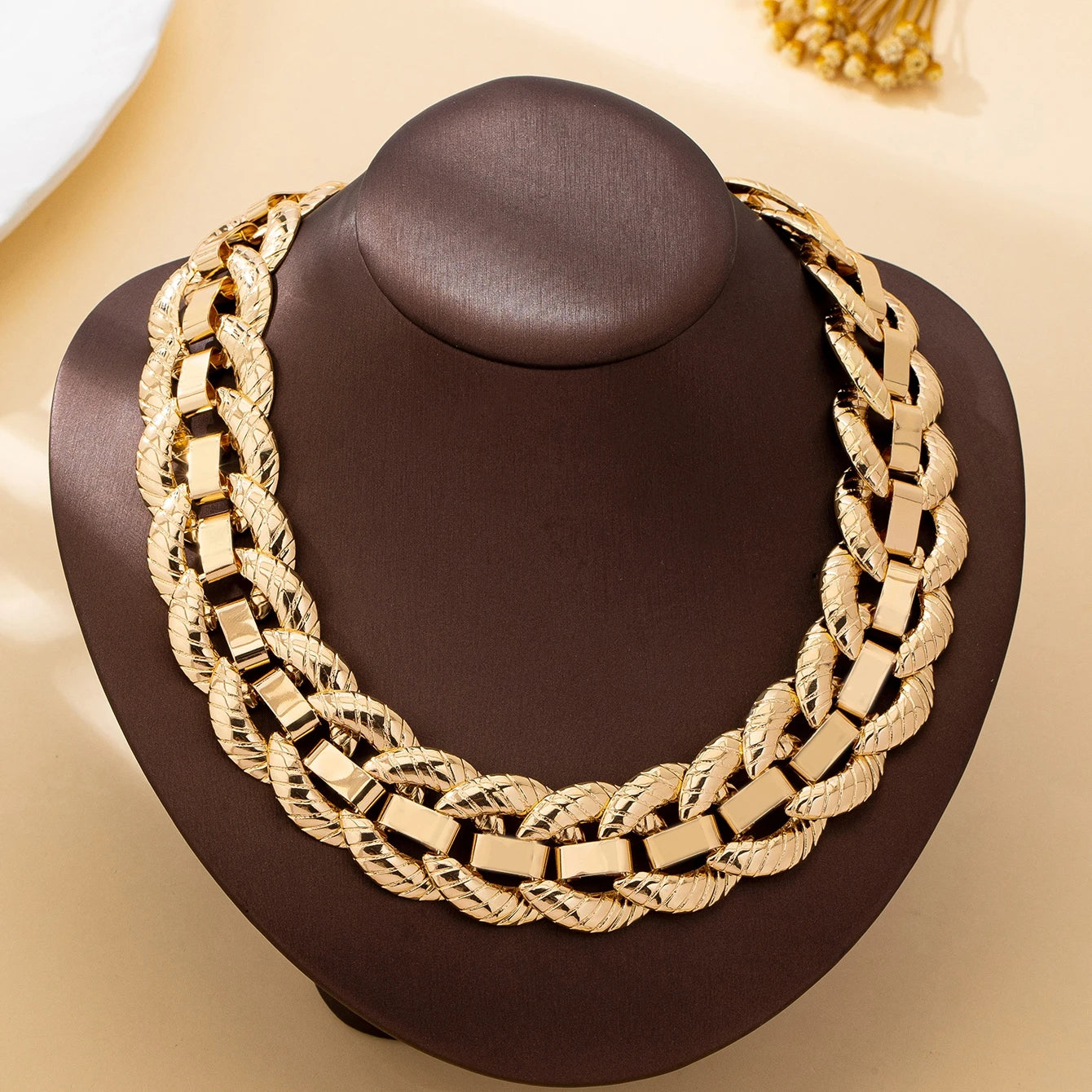 Women's Necklace, Exaggerated and Fashionable Round Buckle Chain Necklace, Suitable for Daily Wear and Parties