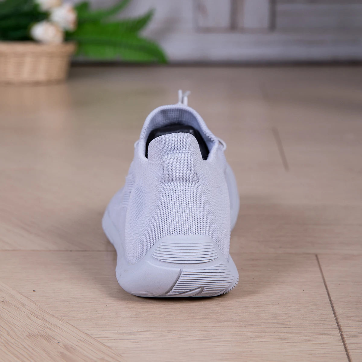 Women Minimalist Hiking Shoes Wide Fit Breathable Soft Bottom Anti-Slip Thin Sole Mountaineering Footwear for Outdoor Activities