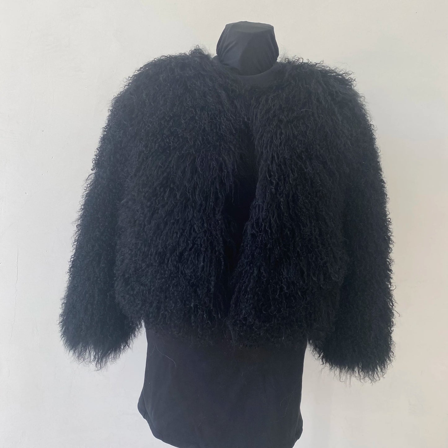 Mongolian sheepskin fashionable and luxurious women's coat for winter, providing warmth, high street style, natural material, du